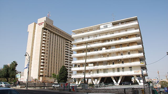מרכז אמיר לצד מלון לאונרדו פלזה בירושלים (באדיבות ויקיפדיה) (באדיבות ויקיפדיה)