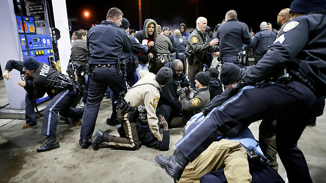 עימותים בין שוטרים למפגינים בתחנת הדלק שבה אירע הירי (צילום: AP) (צילום: AP)