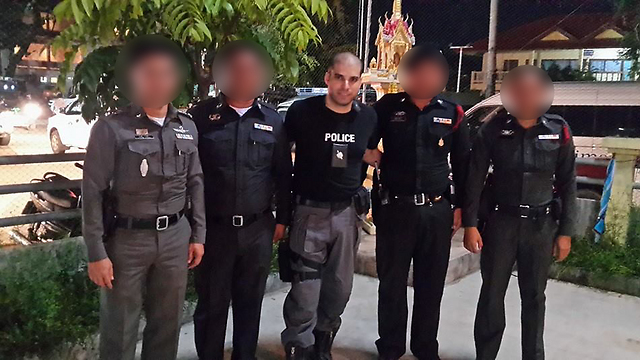 נתי והשוטרים התאילנדים (צילום: קוסמוי - חילוץ והצלה) (צילום: קוסמוי - חילוץ והצלה)