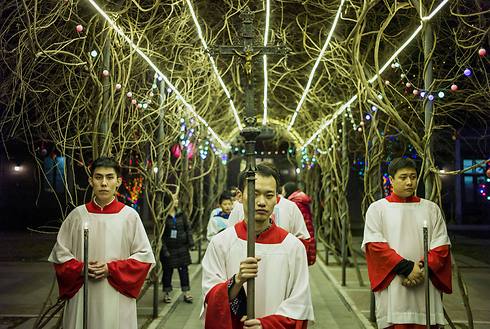 פרחי כמורה סינים בטקס בכנסייה הקתולית בבייג'ינג (צילום: AFP) (צילום: AFP)