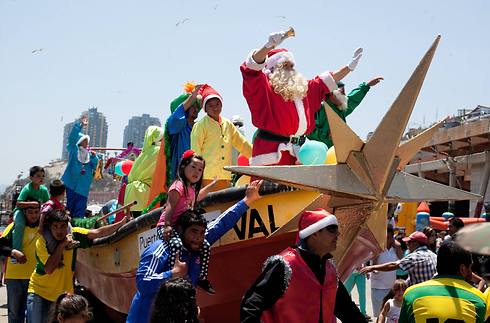 דייגים מחופשים לסנטה מריעים במהלך החגיגות בצ'ילה (צילום: AFP) (צילום: AFP)