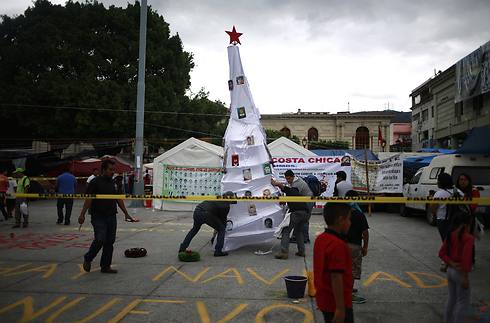 עץ אשוח במכסיקו ועליו תמונות 43 הסטודנטים הנעדרים (צילום: רויטרס) (צילום: רויטרס)