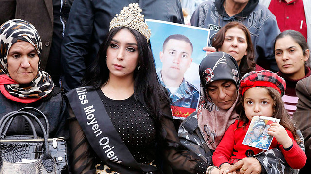 בנה כבר לא יחזור בחיים. אמו של החייל עלי אל-בזאל שהוצא להורג על ידי ג'בהת א-נוסרה לצד בתו ומלכת היופי המקומית ניסרין חוטרוב (צילום: רויטרס) (צילום: רויטרס)