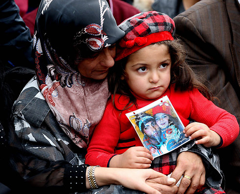 אביה יחזור רק בארון. בתו של עלי אל-בזאל, מראם, ואמו (צילום: EPA) (צילום: EPA)