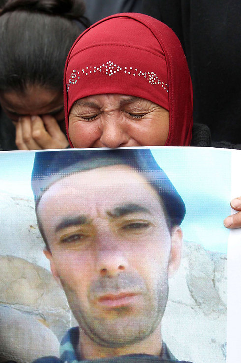 אמו של החייל הלבנוני מוסטפה ווהב שנחטף על ידי ג'יהאדיסטים  (צילום: AFP) (צילום: AFP)