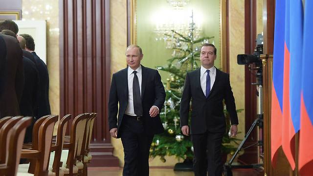 מדבדב ופוטין מגיעים לישיבת הממשלה היום במוסקבה (צילום: AP) (צילום: AP)