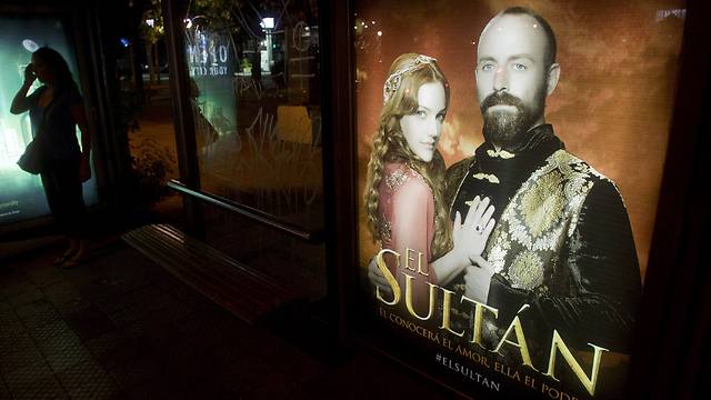 פרסומת לטלנובלה "הסולטן" בצ'ילה (צילום: AFP) (צילום: AFP)