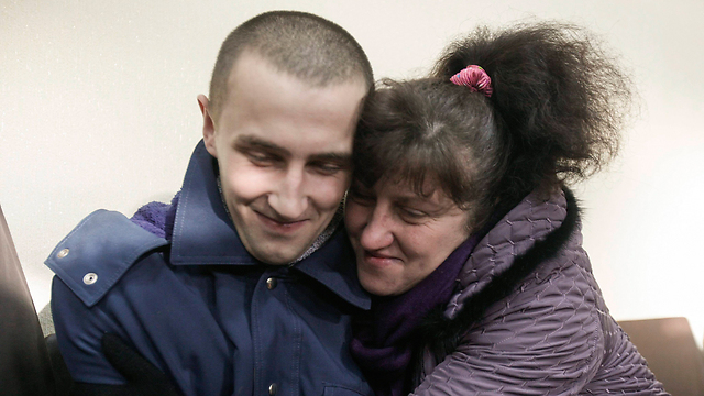 חייל אוקראיני ששוחרר על-ידי המורדים בלוהאנסק, מקבל חיבוק מאמא (צילום: EPA) (צילום: EPA)