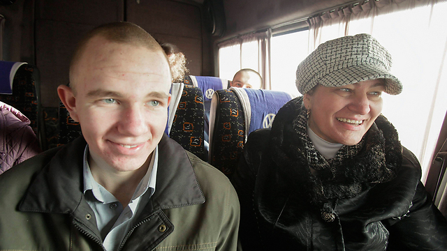 אם אוקראינית ובנה החייל ששוחרר משבי המורדים בלוהאנסק (צילום: EPA) (צילום: EPA)