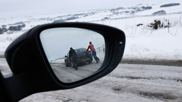 נהגים רבים נתקעו בדרכים עם מכוניתם (צילום: רויטרס) (צילום: רויטרס)