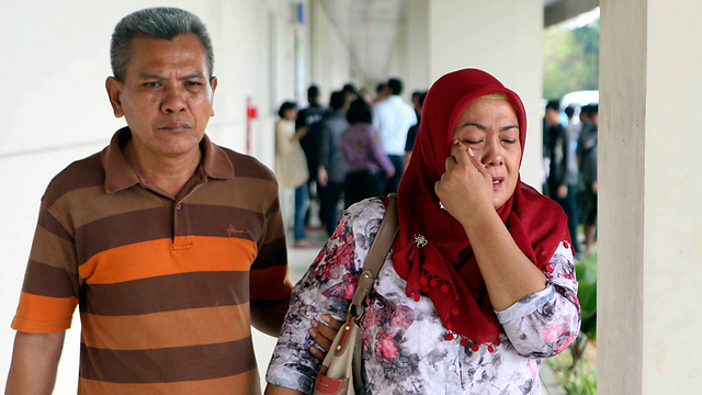 קרובי משפחה מודאגים באינדונזיה (צילום: AP) (צילום: AP)