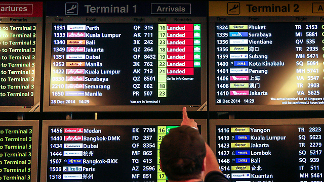 הטיסה לא הגיעה ליעדה. לוח הטיסות הנכנסות בנמל התעופה בסינגפור (צילום: EPA) (צילום: EPA)