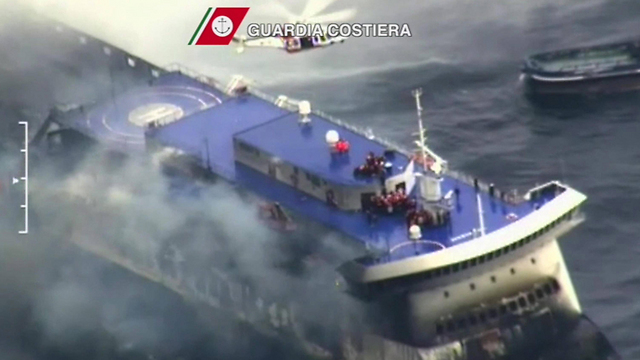 האונייה הבוערת, כפי שצולמה על ידי משמר החופים האיטלקי (צילום: EPA) (צילום: EPA)