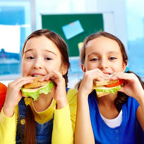 להרגיל לאכול בריא מהילדות ( צילום: shutterstock ) ( צילום: shutterstock )