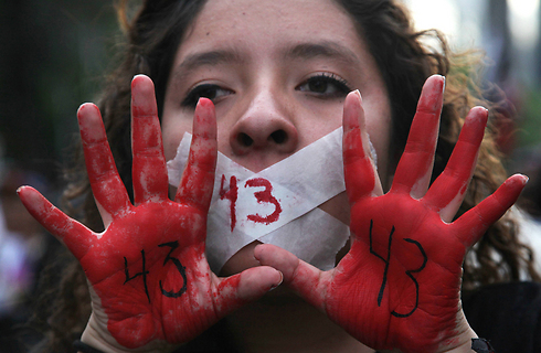 מחאת במקסיקו על היעלמותם של עשרות סטודנטים שככל הנראה נרצחו (ארכיון) (צילום: AP) (צילום: AP)