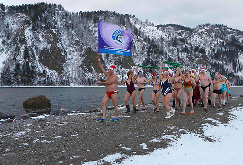 חברי מועדון שחייה בעיר קרסנויארסק שבסיביר הרוסית קיבלו בבגדים מינימליים את בוא השנה האזרחית החדשה (צילום: רויטרס) (צילום: רויטרס)