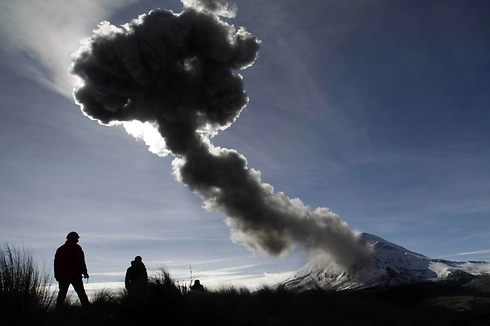 אחד מהרי הגעש הפעילים ביותר במרכז אמריקה, הר פופוקטפטל שבמכסיקו, התפרץ תוך פליטת תערובת של עשן ואפר לגובה של 3.5 קילומטרים באוויר (צילום: AFP) (צילום: AFP)