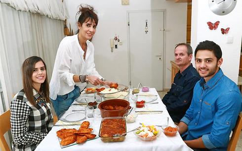 דניאל גד ומשפחתו בארוחת הערב - כולם יושבים יחד (צילום: דנה קופל) (צילום: דנה קופל)