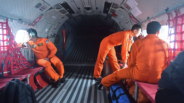 Searchers look for debris of AirAsia missing plane. (Photo: AFP) (Photo: AFP)