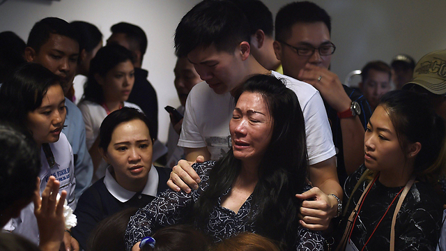 הלם והיסטריה. משפחות הקורבנות (צילום: AFP) (צילום: AFP)