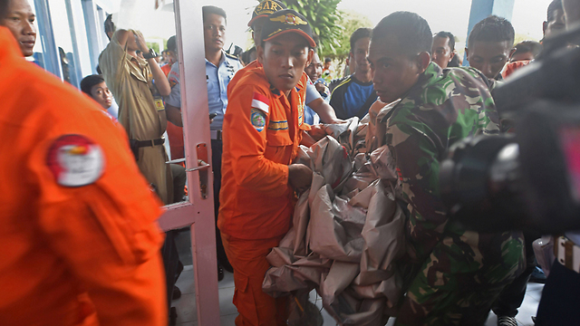 צוותי חילוץ שמשו ככל הנראה את מגלשת החירום (צילום: AFP) (צילום: AFP)