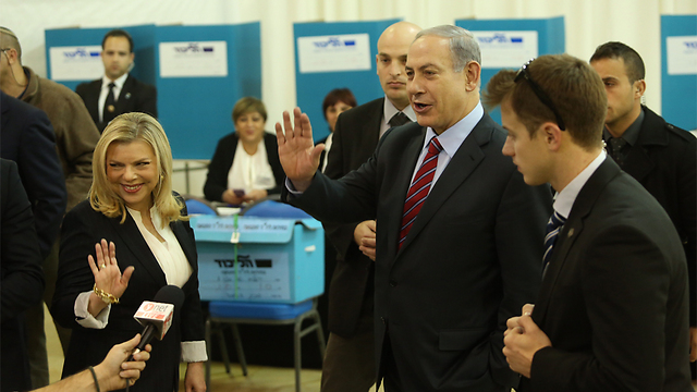 Netanyahu voting in Jerusalem (Photo: Gil Yohanan)