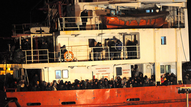 המהגרים הגיעו לאזור איטליה על גבי ספינה שנשאה את דגל מולדובה (צילום: רויטרס) (צילום: רויטרס)