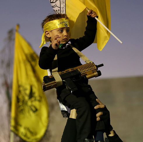 Палестинский мальчик на празднике 50-летия "освободительного движения" ФАТХ в Рамалле. Фото: EPA