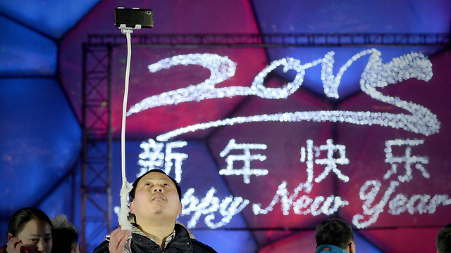 מנווט את הסלפי. חגיגות השנה החדשה בסין (צילום: AFP) (צילום: AFP)