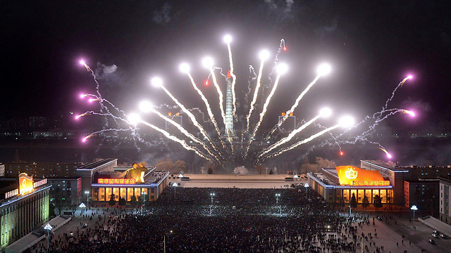 חגיגות ראוותניות בצפון קוריאה הענייה בליל השנה החדשה (צילום: רויטרס) (צילום: רויטרס)