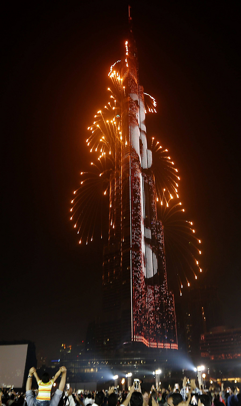 בורג' חליפה שבדובאי, הבניין הגבוה בעולם, לבש אורות חג (צילום: רויטרס) (צילום: רויטרס)