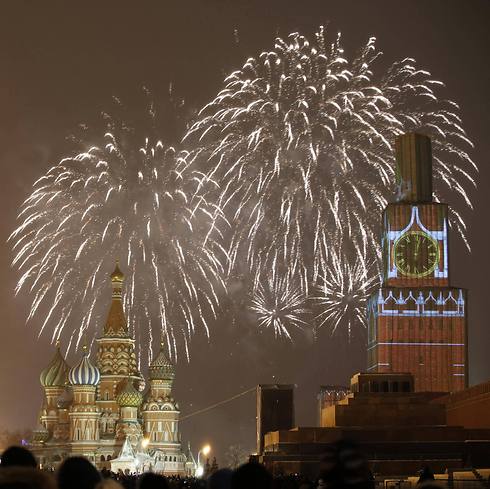 גם במוסקבה מאירים הזיקוקים את השמיים (צילום: רויטרס) (צילום: רויטרס)