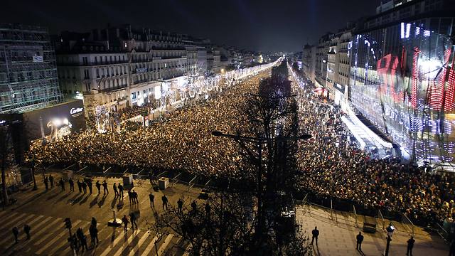 המונים מתאספים בשער הניצחון בפריז (צילום: AFP) (צילום: AFP)