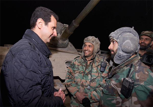 אסד פוגש חיילים מצבא סוריה בשבוע שעבר. הקרבה של מצרים לסעודיה מעוררת אצלו חשד (צילום: מתוך טוויטר) (צילום: מתוך טוויטר)
