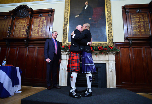 ג'ו שופילד (בחצאית כחולה מימין) ומלקולם בראון בחרו ביום האחרון של שנת 2014 לערוך את חתונתם בגלזגו, סקוטלנד (צילום: gettyimages) (צילום: gettyimages)