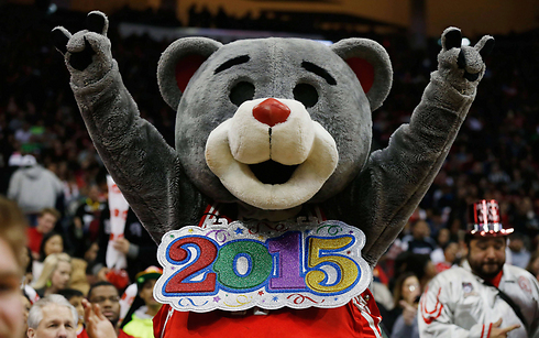 גם במשחק הכדורסל של קבוצת ה-NBA יוסטון רוקטס קיבלו בברכה את שנת 2015 (צילום: AFP) (צילום: AFP)