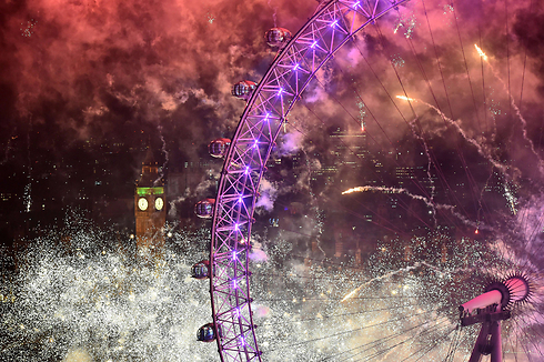 מופע זיקוקים צבעוני נערך מעל בניין הפרלמנט וה"לונדון איי" (גלגל המילניום) בלונדון לרגל בוא השנה האזרחית החדשה (צילום: AFP) (צילום: AFP)