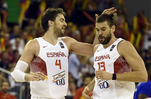 האחים גאסול משתפים פעולה בנבחרת ספרד. השוואה קשה (צילום: AFP) (צילום: AFP)