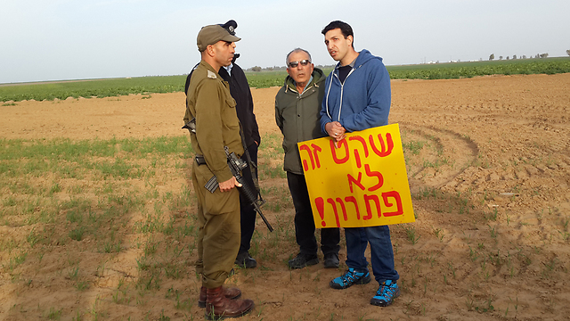 Protesters talking to Israeli officials (Photo: Roee Idan)