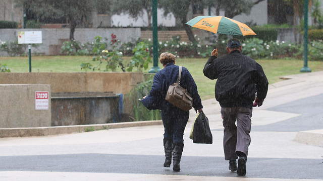 Rain hits Kfar Saba (Photo: Ido Erez)
