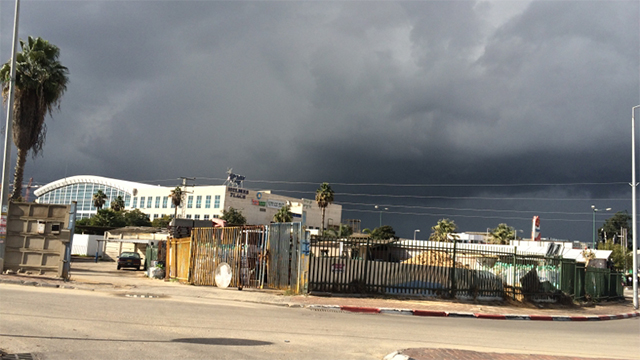 ענני סערה ברחובות (צילום: ארז רביד) (צילום: ארז רביד)