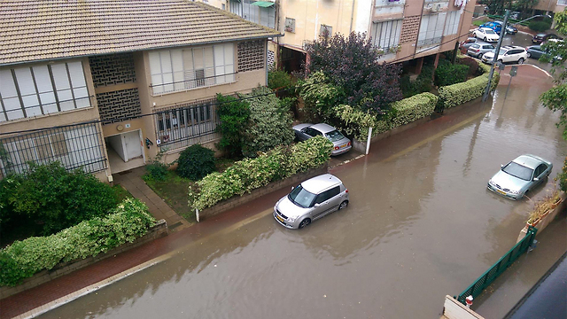 Flooding in Rehovot (Photo: Tal Lavi)
