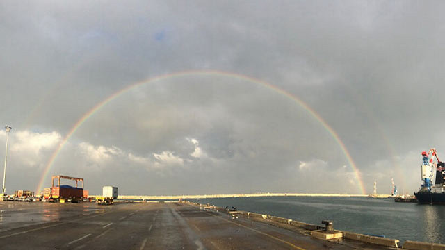 A perfect rainbow at the Ashdod Port (Photo: Ze'evi David)
