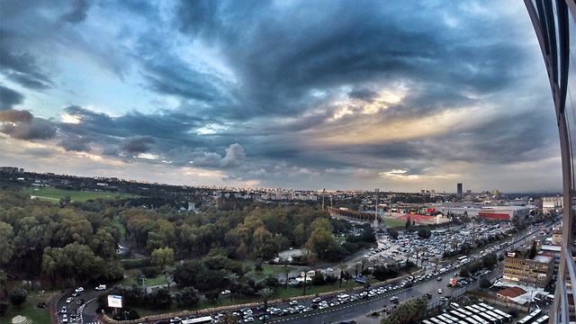 Rain clouds over Ramat Gan (Photo: Hila Daphna) (Photo: Hila Dafna)