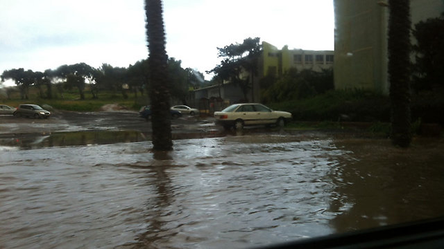 Flooding in Netanya (Photo: Carmi Dik)