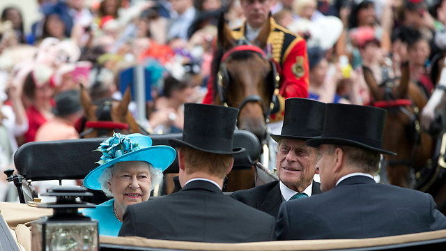 הנסיך אנדרו (מצולם מהגב, מימין) צפוי לשוב לבריטניה ולהיוועד עם המלכה  (צילום: AP) (צילום: AP)
