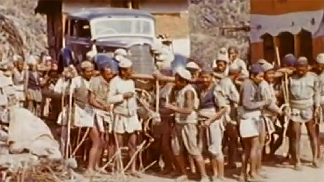 נפאלים סוחבים מכונית, במאה הקודמת ()