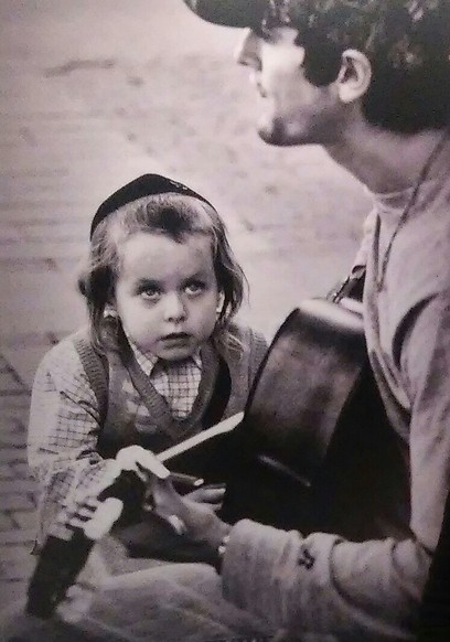 "והיה כנגן המנגן", מבט של ילד חרדי שנחשף - אולי לראשונה בחייו לנגן רחוב (עזרא לנדאו) (עזרא לנדאו)