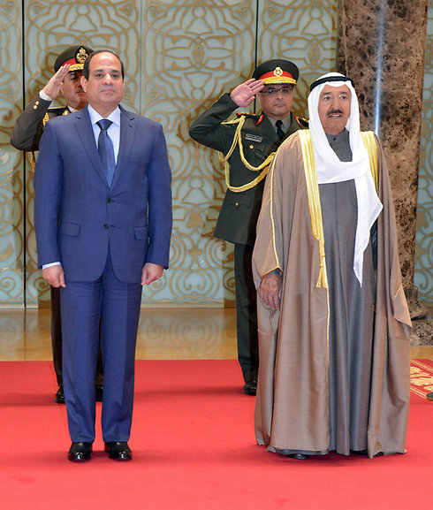 Egyptian president with Kuwaiti emir (Photo: AFP)