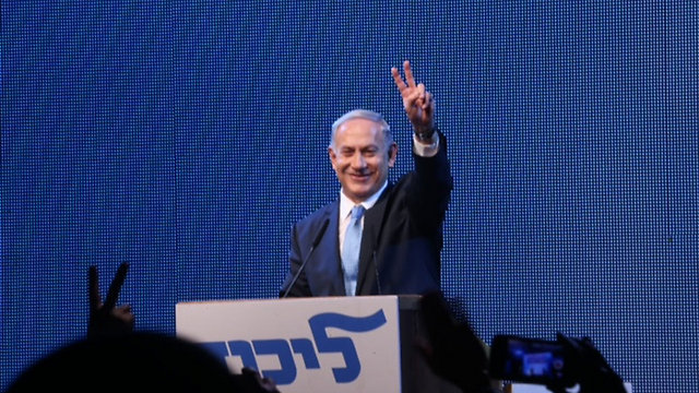 Netanyahu making a 'V sign' to the audience. (Photo: Motti Kimchi)